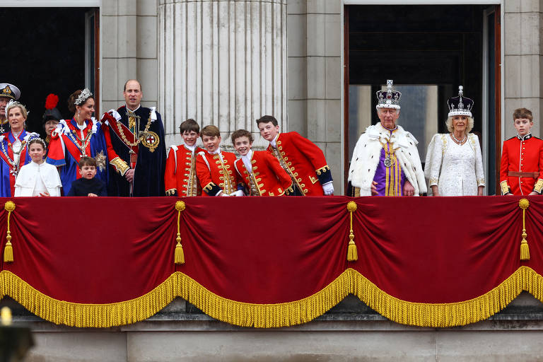 Rei Charles III é coroado em cerimônia apática e sem juramento do