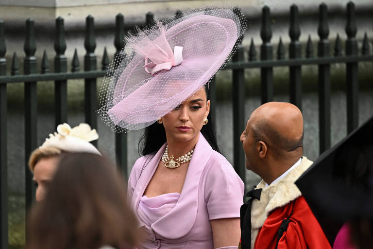 Katy Perry debocha de internautas após virar meme na coroação de Charles 3º