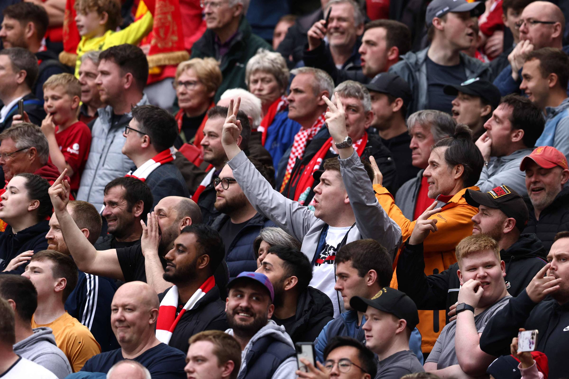 Torcida, títulos, craques e dinheiro: United é eleito o maior da