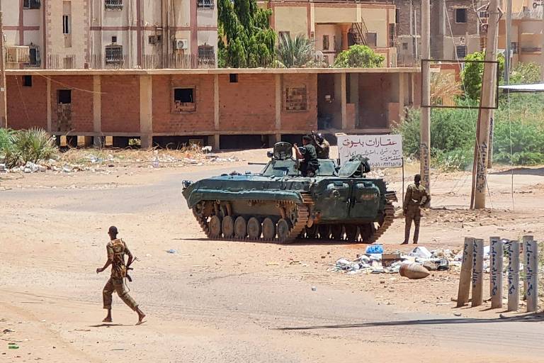 Tanque de guerra e militares em rua da capital do Sudão, Cartum