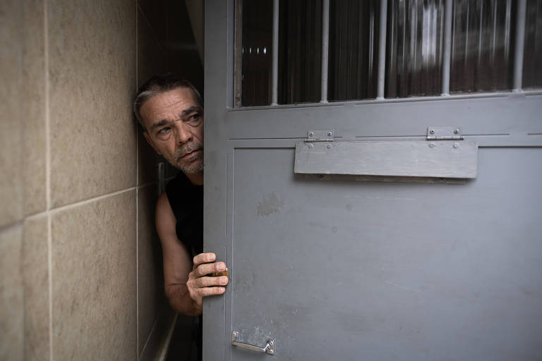 Marcelo Mendes, 50, mora na rua Frederico Steidel, ocupada pela cracolândia em 2022