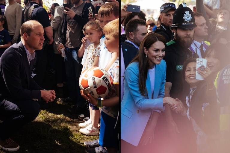 Príncipe William e Kate Middleton tiram fotos com populares