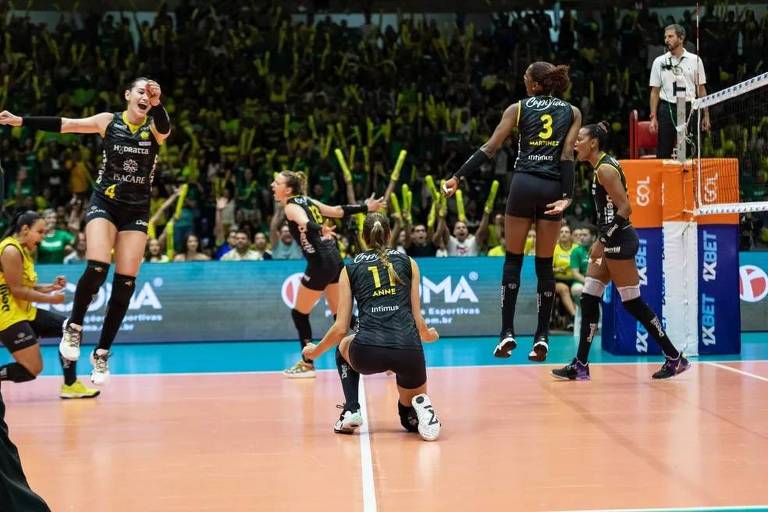 Jogadoras do Praia Clube na final da Superliga feminina de vôlei, contra Minas