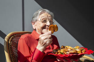***Especial Comidas de Natal F5*** Retrato da cozinheira Sra Palmirinha Onofre,90, com seu prato de rabanada de  natal  em seu apartamento na chacara Klabin.