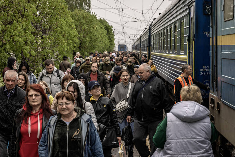 Um trem de Lviv, no oeste da Ucrânia, e Kiev, a capital do país, chega à Pokrovsk, na região leste de Donetsk