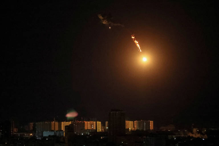 Corinthians empata no Brasileiro e drone é destruído sobre Kiev; veja fotos de hoje