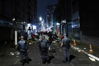 Policiais militares fazem dispersão do fluxo da cracolândia na rua dos Gusmões