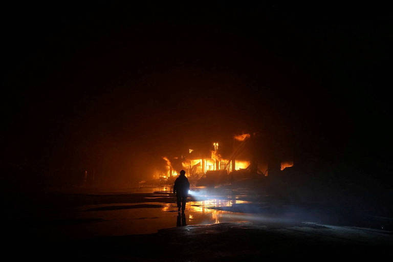 Bombeiro em incêndio na cidade portuária de Odessa após ataque com drones na Ucrânia