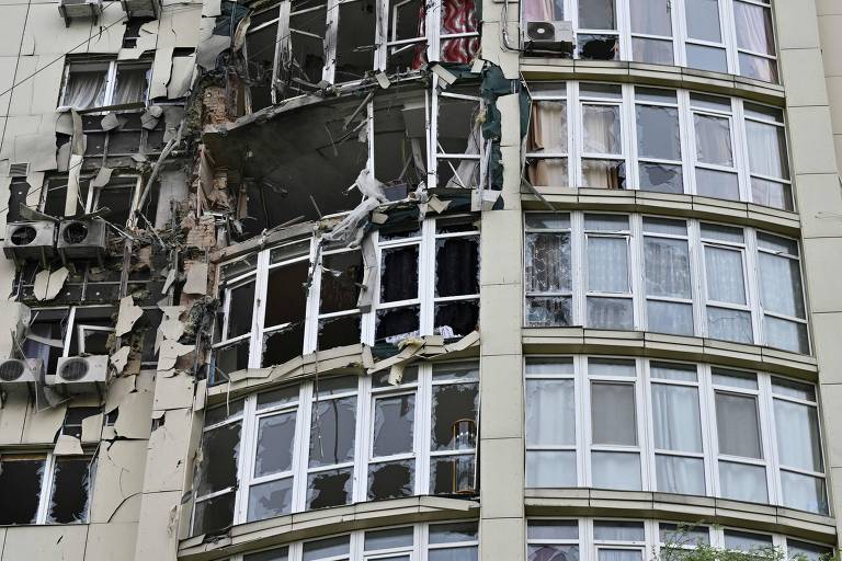 Prédio residencial parcialmente destruído na capital da Ucrânia, Kiev, após ataque russo com drones