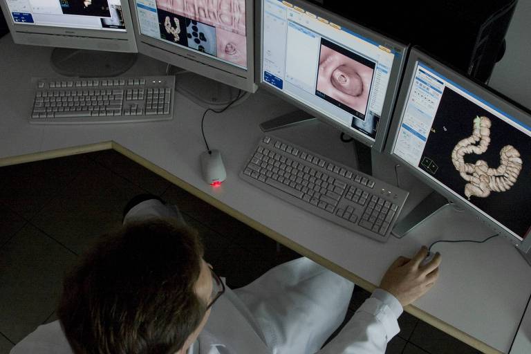 Médico analisa exame de colonoscopia virtual no laboratório Fleury, em São Paulo (SP)