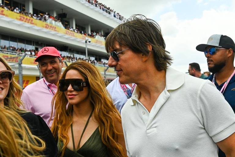 Shakira fica sabendo sobre suposto romance com Tom Cruise e acha graça