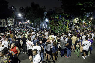 Frequentadores de bares lotam ruas da Barra Funda, em São Paulo 