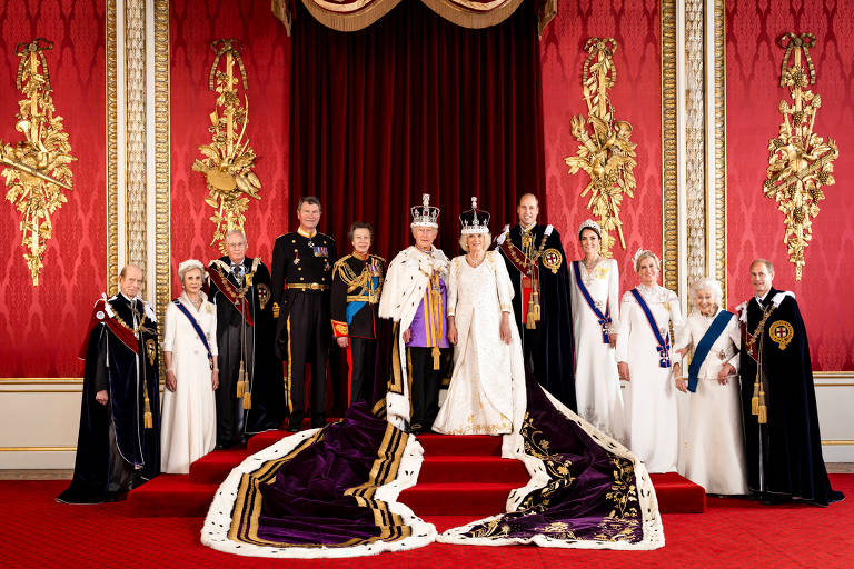 O rei Charles 3º e a rainha Camilla com membros da família real: o duque de Kent, a duquesa de Gloucester, o duque de Gloucester, o vice-almirante Tim Laurence, a princesa Anne, o príncipe de Gales, a Princesa de Gales, a Duquesa de Edimburgo, a Princesa Alexandra e o Duque de Edimburgo