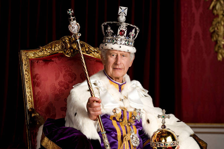Palácio de Buckingham divulga 1ª foto oficial do rei Charles 3º após coroação