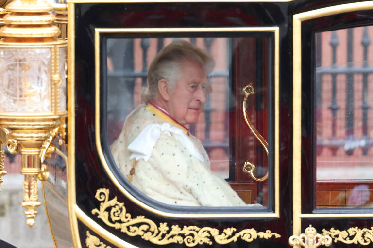 Suposto 'ataque de raiva' do rei Charles 3º dentro de carruagem antes da coroação viraliza na web