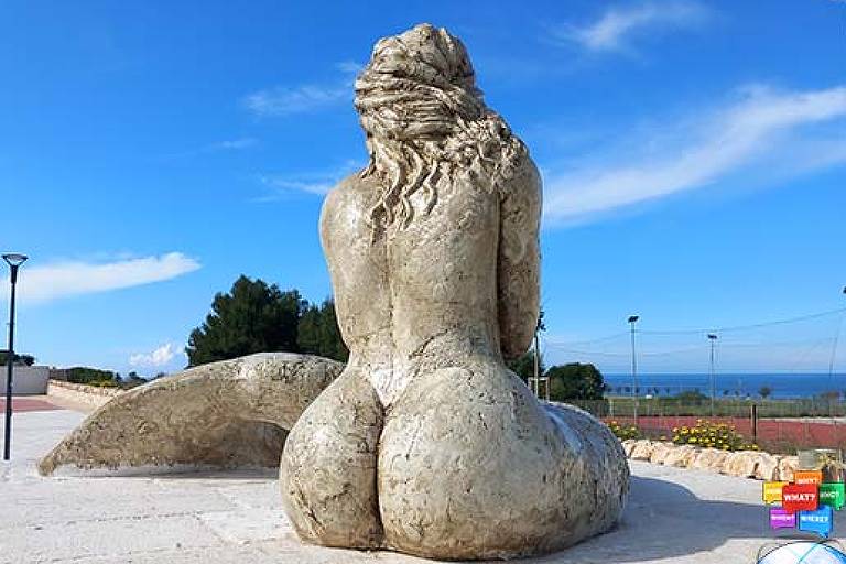Estátua no sul da Itália chama atenção