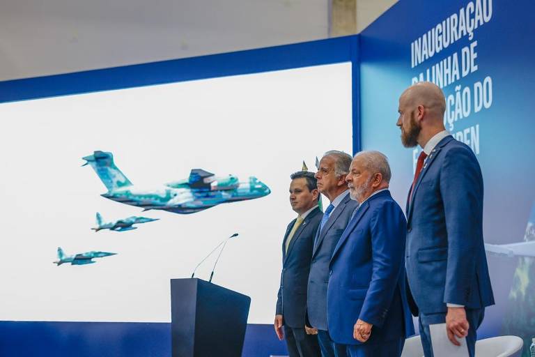 Lula participa da inauguração da linha de produção do caça Gripen, em maio
