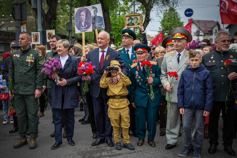 O ex-presidente da Moldávia marcha ao lado de veternados em parada que celebra a vitória dos Aliados contra os nazistas na Segunda Guerra Mundial em Chisinau