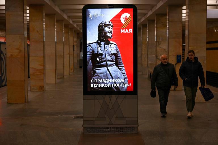 Cartaz com fotografia de soldado soviético em homenagem ao Dia da Vitória no metrô em Moscou