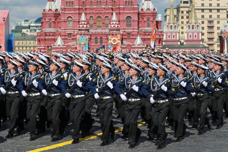 Militares desfilam em parada em homenagem ao 78º aniversário da vitória dos Aliados na Segunda Guerra Mundial, que a Rússia chama de Grande Guerra Patriótica, na praça Vermelha, em Moscou