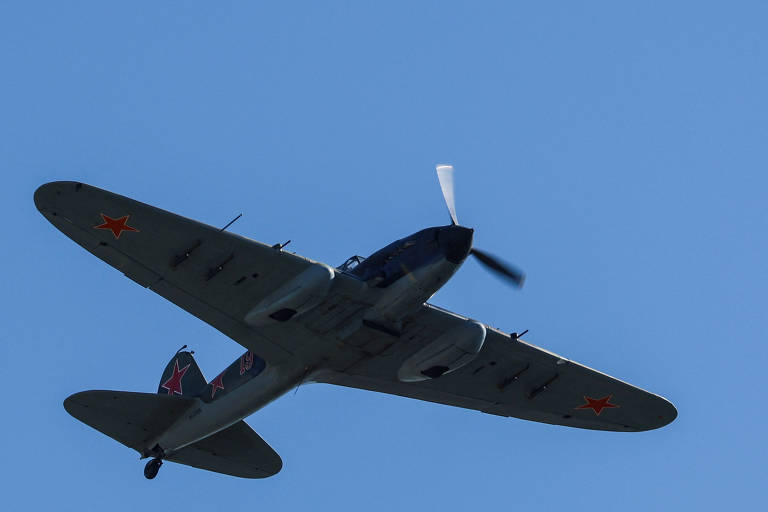 Uma aeronave militar do modelo soviético Iliuchin Il-2 sobrevoa parada em comemoração ao Dia da Vitória em Moscou