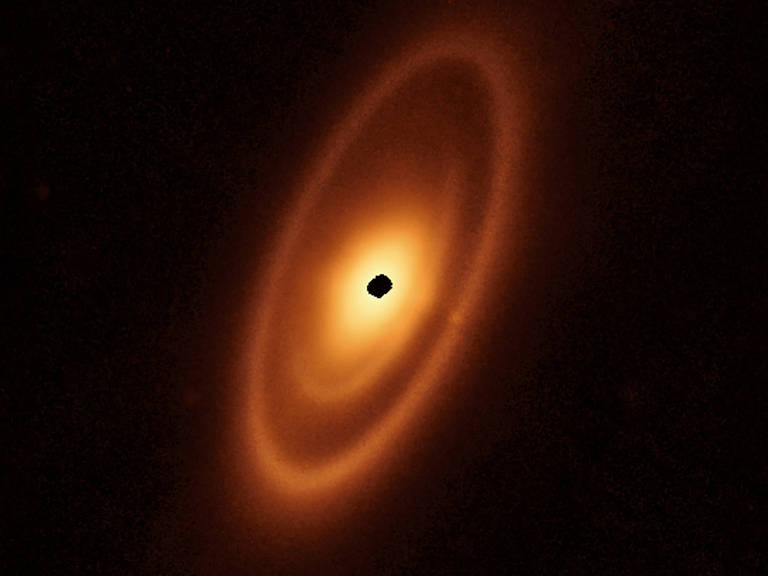 Imagem da nuvem de detritos que circunda a Fomalhaut; o último anel está 23 bilhões de quilômetros distante da estrela