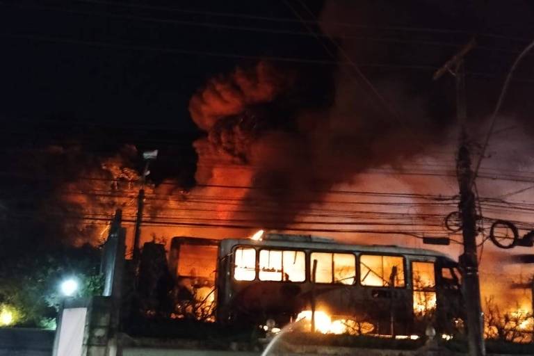 ônibus sendo destruído por fogo em garagem em Petrópolis, na região serrana do Rio de Janeiro