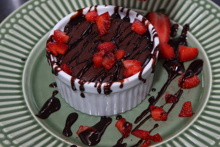 Aprenda a fazer um petit gâteau, receita de bolo de chocolate com recheio cremoso