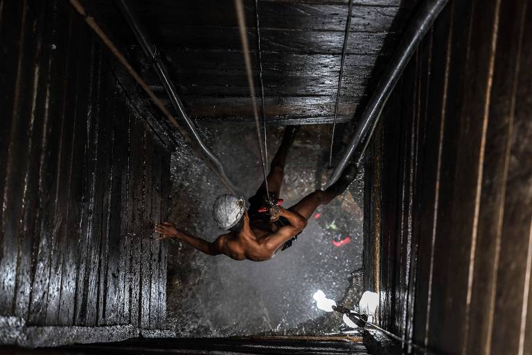 Trabalhador desce em mina ilegal de cobre em Canaã dos Carajás, no Pará, onde existe cerca de uma centena de minas irregulares