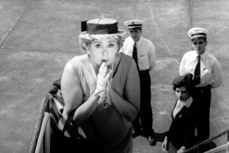 A atriz e comediante Dercy Gonçalves em cena de 'Cala a Boca, Etelvina' (1958) 