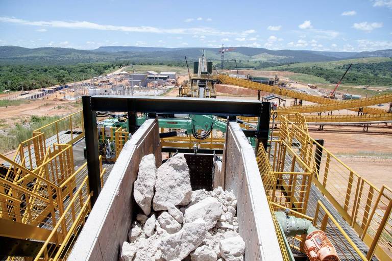 A foto mostra parte da unidade de beneficiamento de lítio no Vale do Jequitinhonha, em Minas Gerais