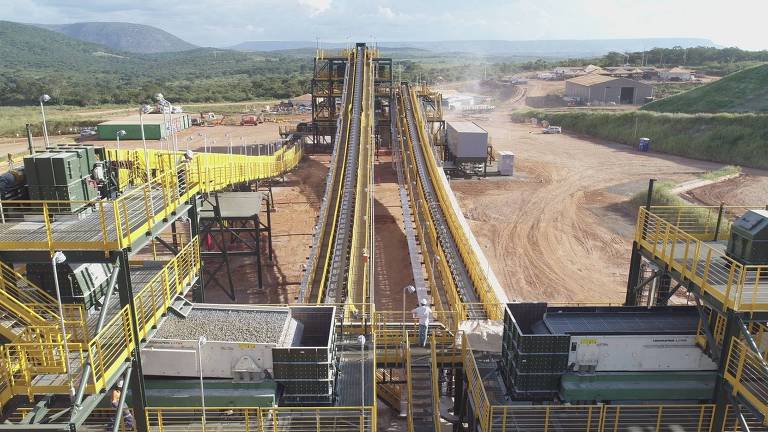 A foto mostra parte da linha de produção da mineradora Sigma no Vale do Jequitinhonha, em Minas Gerais, onde a empresa extrai lítio.