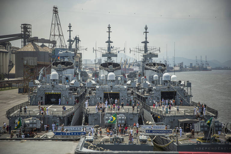 Navios da Marinha do Brasil atracados no Porto de Santos, em São Paulo
