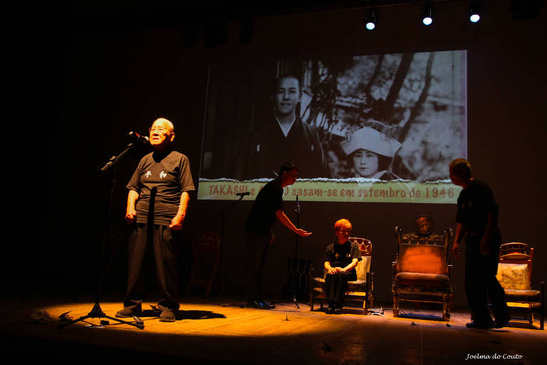 Sobreviventes da bomba atômica de Hiroshima sobem ao palco em SP