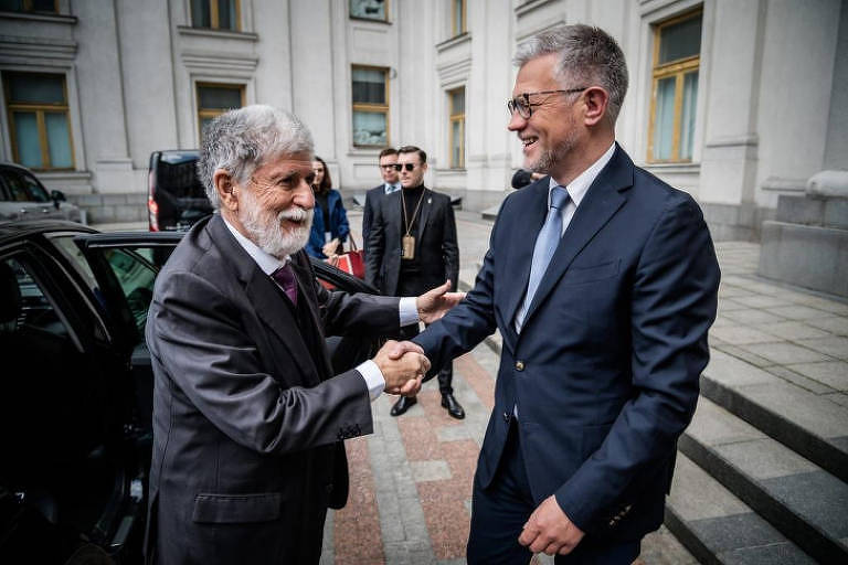 O assessor especial de Lula para política externa, o ex-chanceler Celso Amorim, e o vice-chanceler da Ucrânia Andrii Melnik, durante reunião em Kiev