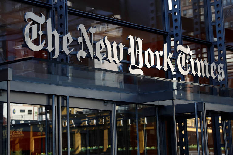 Fachada da sede do New York Times, em Manhattan, Nova York. Logo do jornal, como nome da empresa em fonte estilizada, fica acima de portas de vidro, entre estruturas de aço.