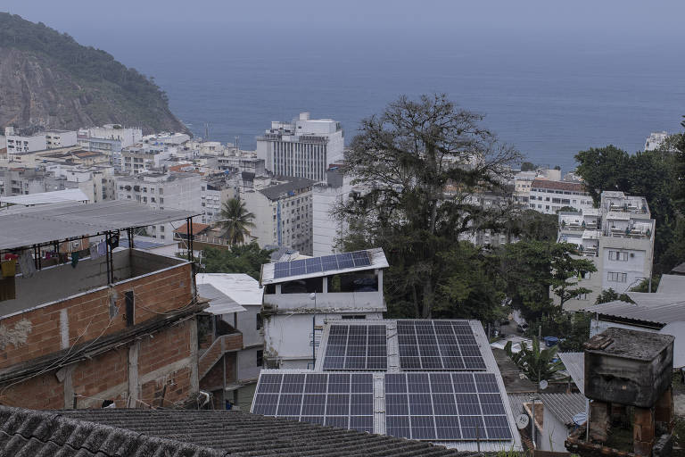 Placas de energia solar no morro da Babilônia, na zona sul do Rio de Janeiro
