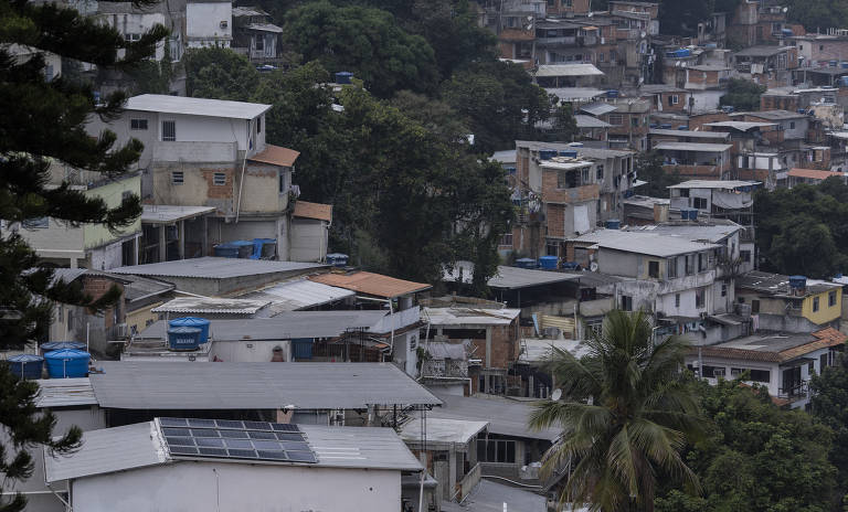 Placas de energia solar instaladas pela ONG Revolusolar no morro da Babilônia, na zona sul do Rio.
