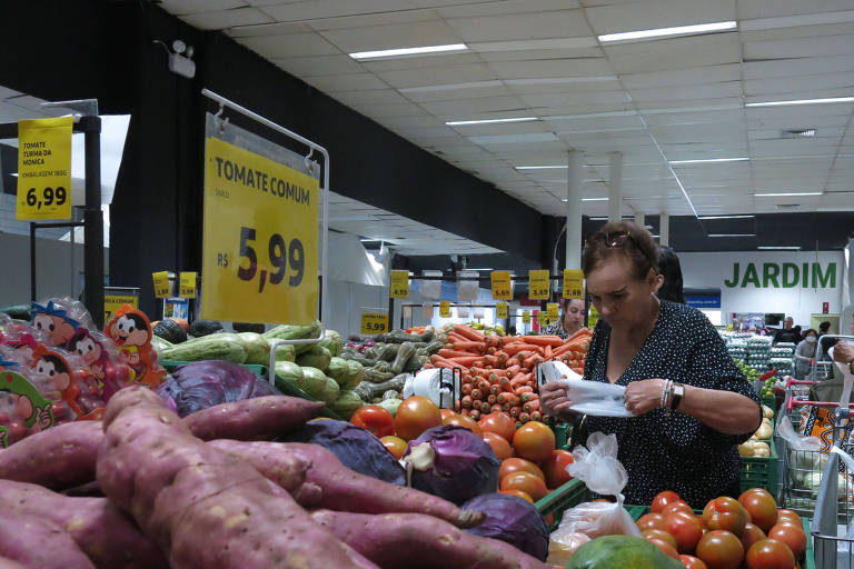 Cliente pesquisa preços em supermercado de São Paulo