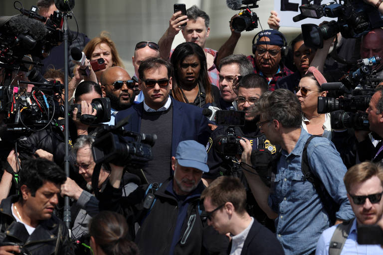 O deputado republicano George Santos fala com a imprensa ao deixar tribunal em Nova York