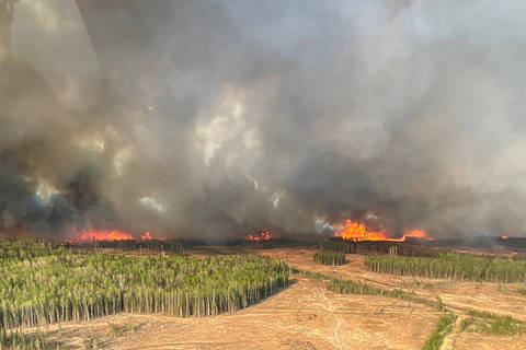 FILE PHOTO: A smoke column rises from wildfire WWF023 near Fox Creek, Alberta, Canada May 5, 2023. Alberta Wildfire/Handout via REUTERS/File Photo/File Photo ORG XMIT: FW1