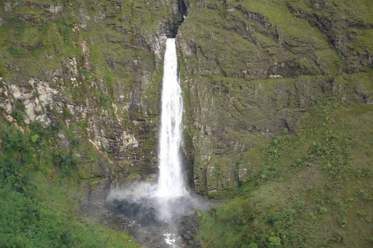 Vista da Cachoeira Casca d' Anta, cartão-postal do Parque Nacional da Serra da Canastra, com queda d'água de 186 metros de altura