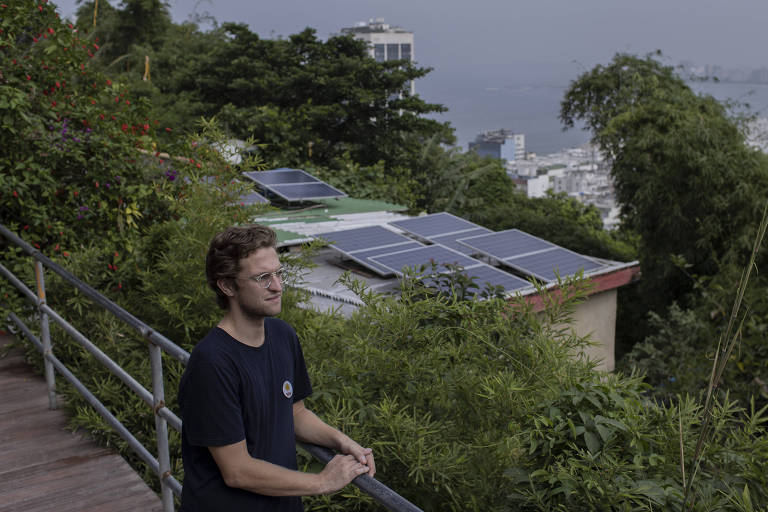 Placas solares em favela geram economia e renda no Rio