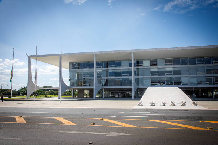O Palácio do Planalto, local de trabalho do presidente da República e seus auxiliares, sem as grades, instaladas por quase dez anos, em Brasília