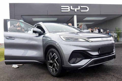 Members of the press and the general public check out the Atto 3 electric SUV made by Chinese carmaker BYD, at the Fully Charged Live electric vehicle trade show in Farnborough, Britain, April 28, 2023. REUTERS/Nick Carey ORG XMIT: GDN