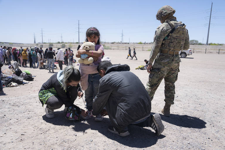 Família da Colômbia remove seus cadarços antes de passar pela Patrulha de Fronteira em El Paso
