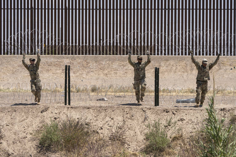 Membros da Guarda Nacional do Texas colocaram arame farpado em Ciudad Juárez, na fronteira entre EUA e México