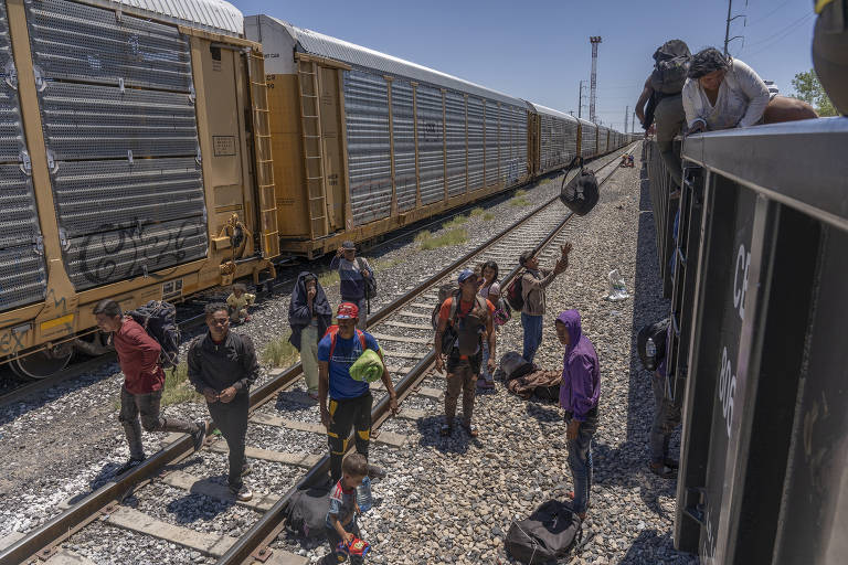 Com base na crença de que agora ficará mais fácil entrar no país, imigrantes se aglomeram nas cidades da fronteira