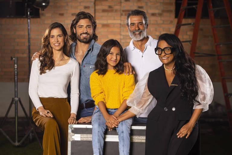Da esquerda para direita: Mel Lisboa, Daniel Rocha, Marianna Santos, Marcos Pasquim e Claudia Di Moura, atores da série 'Luz'