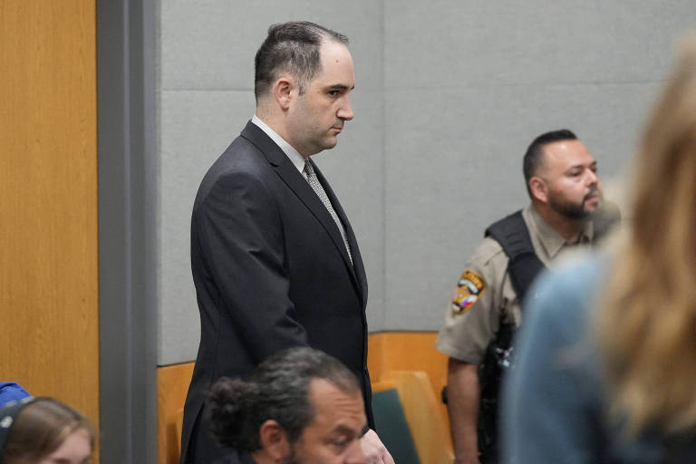 Daniel Perry em tribunal momentos antes de ser condenado por assassinato, em 2023